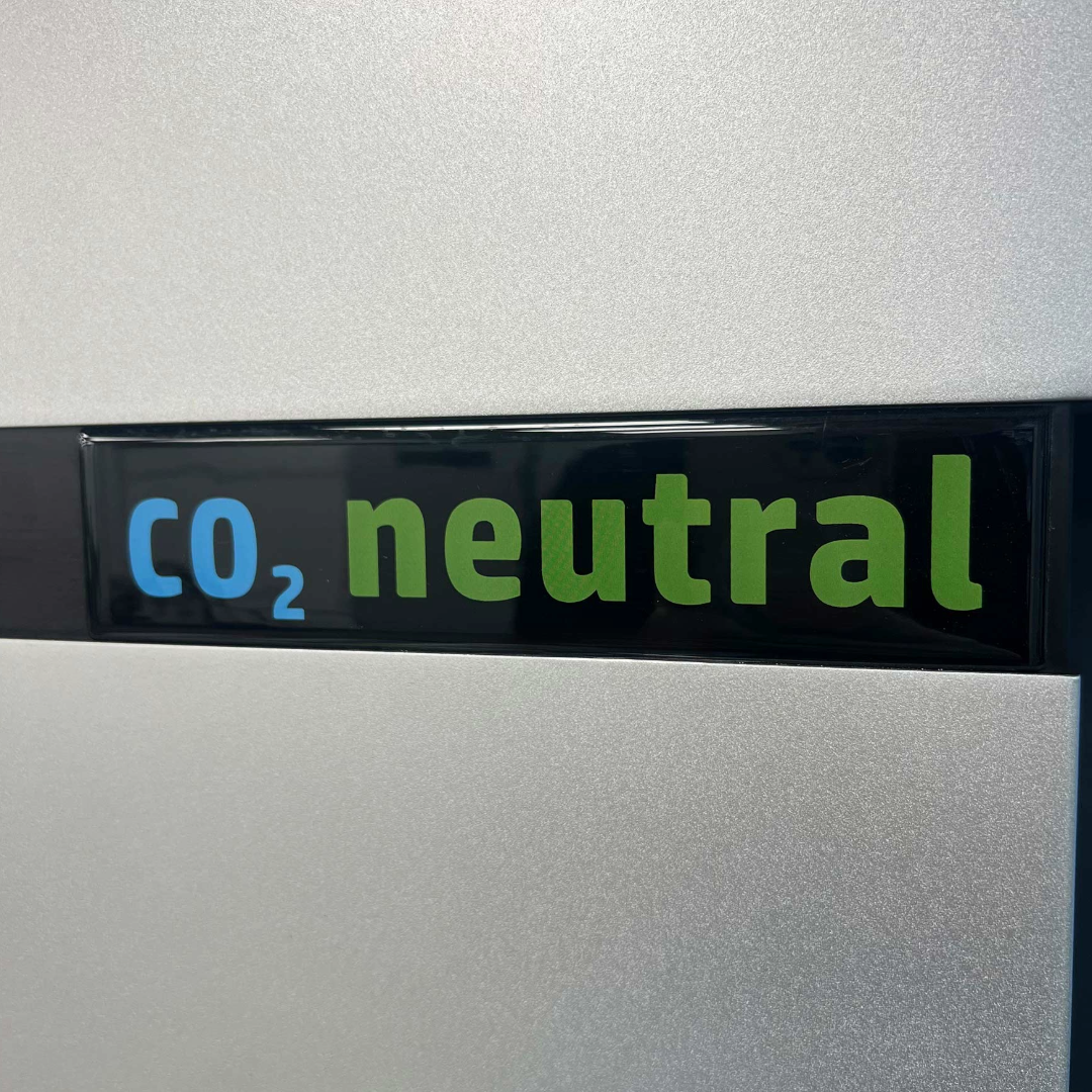 CO2 neutral badge fitted to the HP Indigo 7900 press casing.